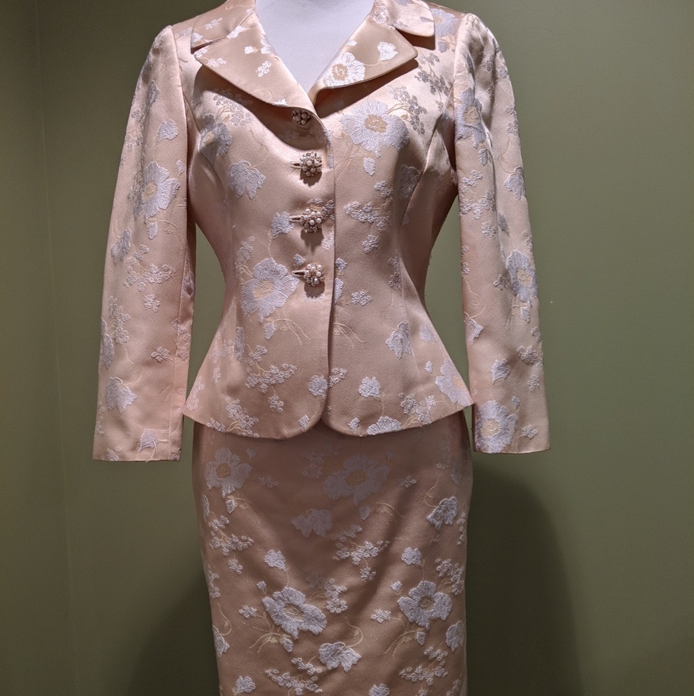Tahari skirt suit